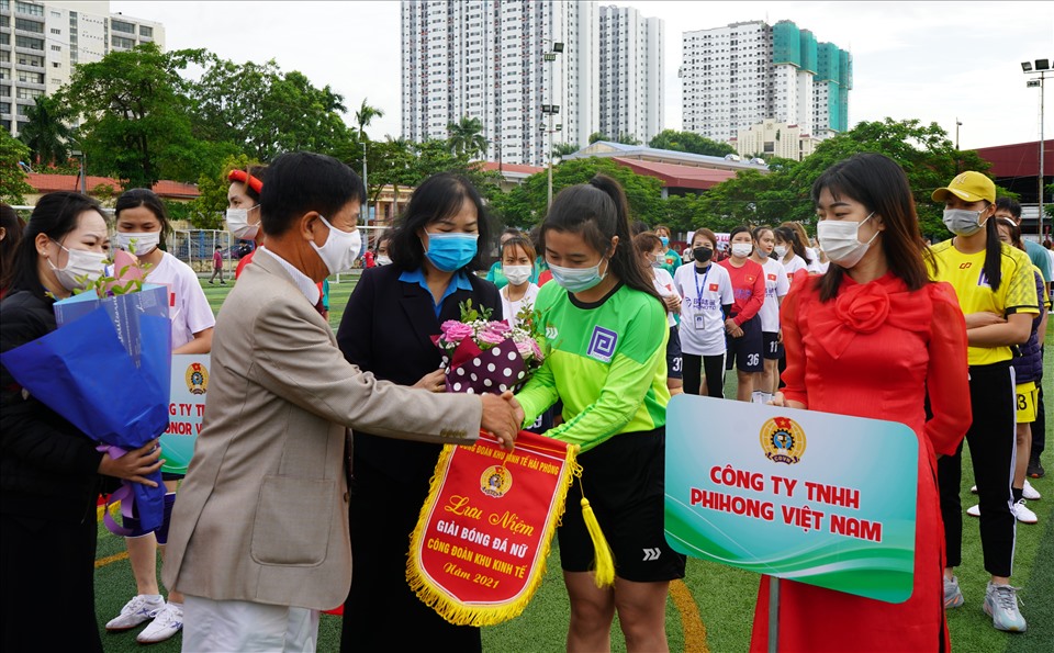 Bà Đào Thị Huyền - Phó Chủ tịch Liên đoàn Lao động TP.Hải Phòng tặng hoa các đội tuyển tham dự giải bóng đá nữ. Ảnh: Mai Dung