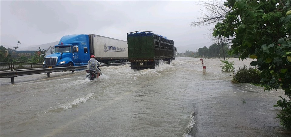 Quốc lộ 1A bị ngập do mưa lớn. Ảnh: CTV.