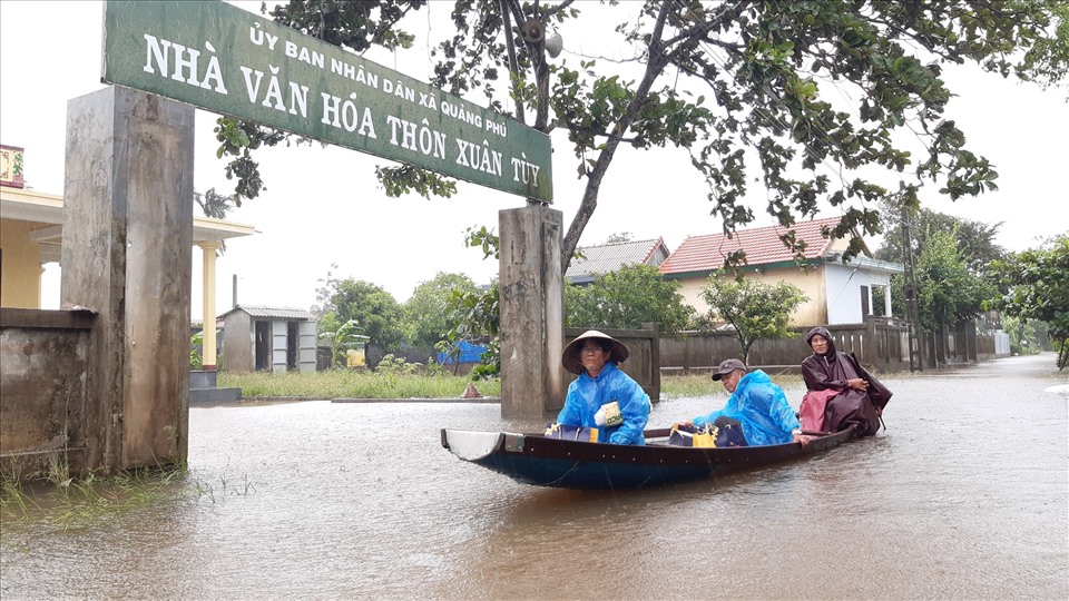 Thôn Xuân Tuỳ (xã Quảng Phú, huyện Quảng Điện) bị ngập sâu, người dân di chuyển bằng ghe. Ảnh: CTV.