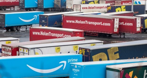 Thiếu tài xế xe tải ở Anh ảnh hưởng đến việc lưu thông phân phối hàng hoá. Ảnh: AFP