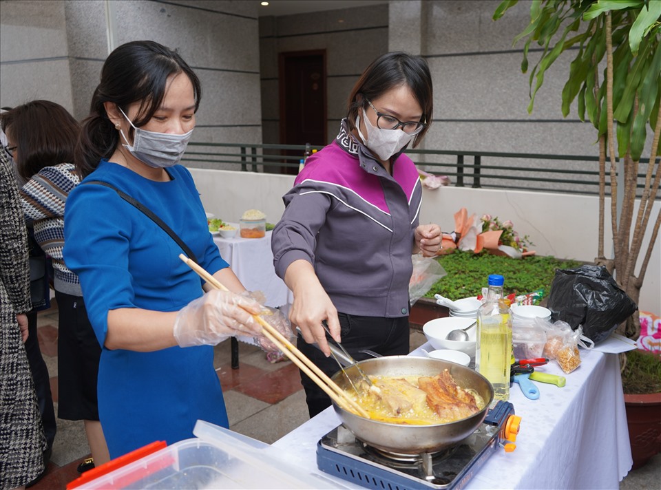 Nữ đoàn viên, người lao động vui mừng tham gia hội thi nấu ăn nhân dịp kỉ niệm ngày Phụ nữ Việt Nam 20.10. Ảnh: Mai Dung