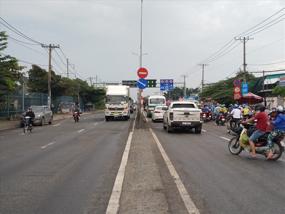 Trạm kiểm tra dịch COVID-19 trên Quốc lộ 1 từ TP.HCM vào tỉnh Long An đã dừng hoạt động (chiều bên trái). Ảnh: K.Q