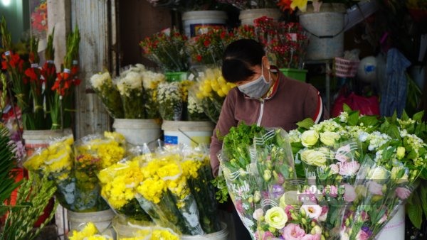 Thị trường hoa năm nay khá đa dạng và phong phú về chủng loại lẫn màu sắc, thu hút nhiều người mua, đặt hàng sớm để dành tặng những người thương yêu của mình trong dịp lễ đặc biệt này.