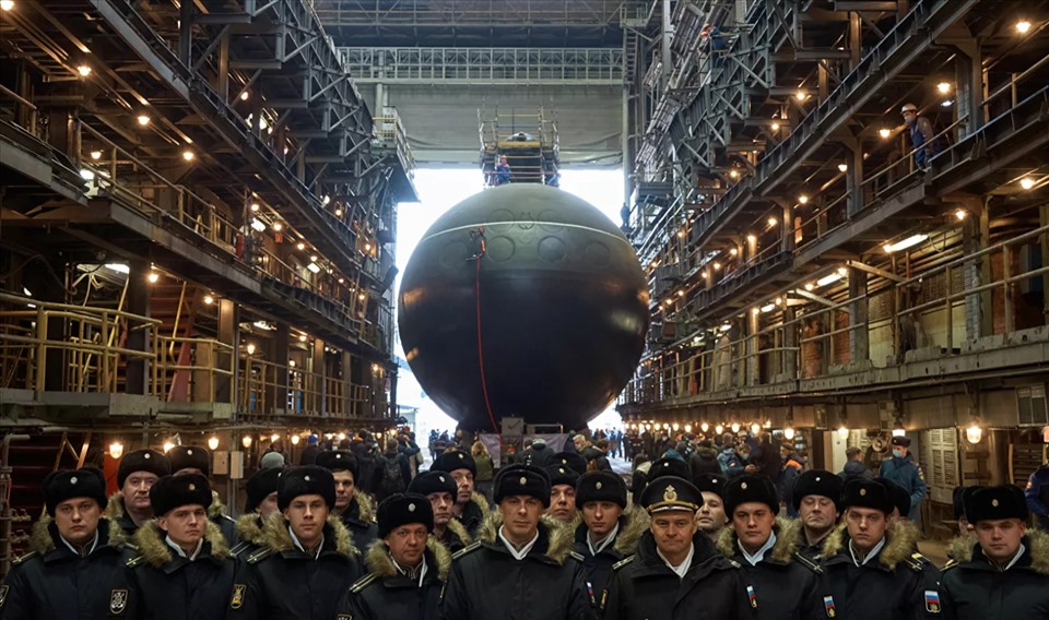 Hạ thuỷ tàu ngầm Nga thuộc dự án 636 Magadan ở St.Petersburg. Ảnh: BQP Nga/Sputnik