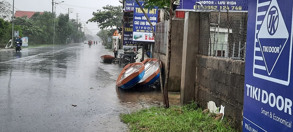 Người dân chuẩn bị thuyền, sẵn sàng cho lũ lụt. Ảnh: H.L