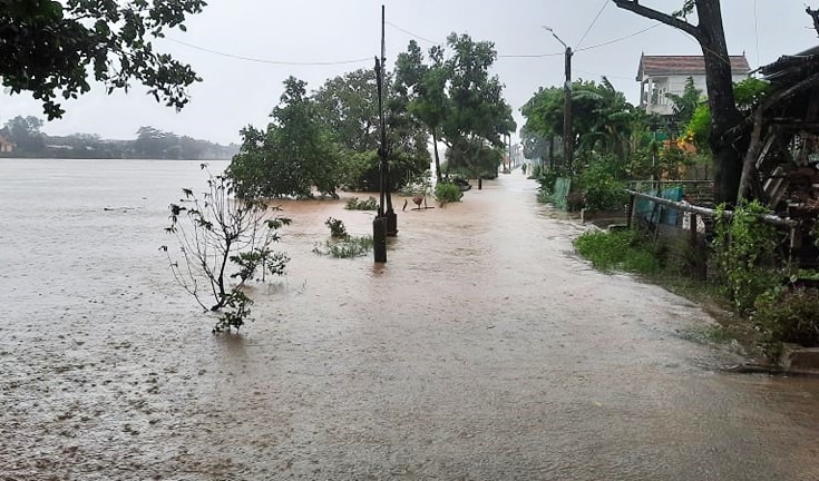 Nhiều con đường tại thị trấn Kiến Giang (huyện Lệ Thủy) đã ngập trong nước lũ. Ảnh: H.L