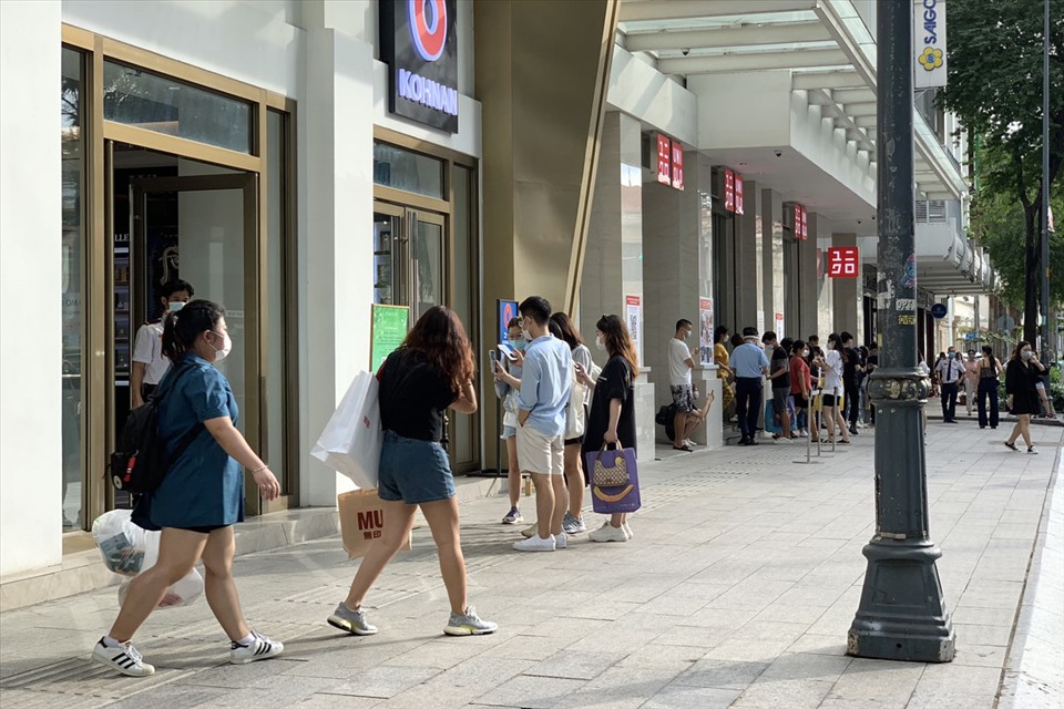 Khu vực trung tâm thương mai trên đường Đồng Khởi đông người dân tới mua sắm.