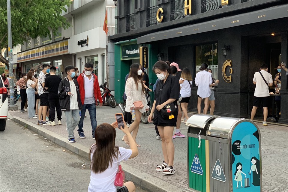 Rất đông bạn trẻ đến chụp ảnh “check-in” tại một quán cà phê trên đường Đinh Tiên Hoàng (Quận 1).