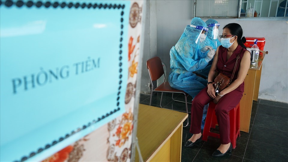 Tiêm vaccine Vero Cell cho người dân ở Cần Thơ. Ảnh: Tạ Quang.