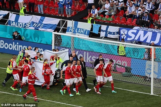 Các cầu thủ Đan Mạch tạo thành vòng bảo vệ Christian Eriksen trước ống kính máy ảnh. Ảnh: AFP