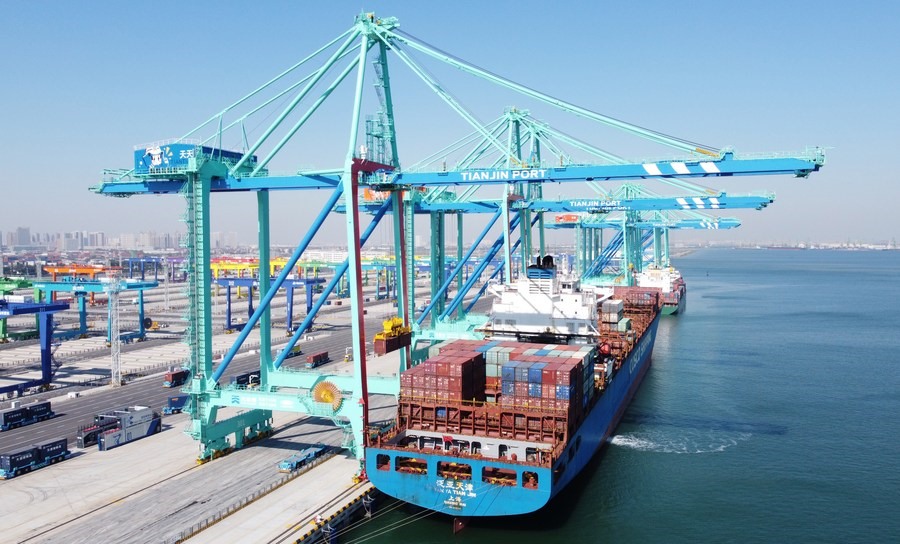 Cảng container không phát thải carbon ở Thiên Tân, Trung Quốc. Ảnh: Xinhua