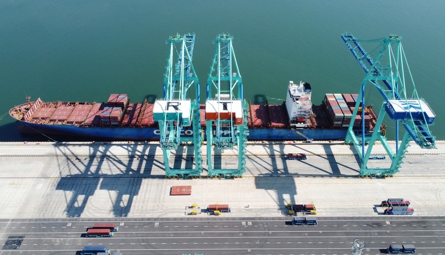 Cảng container không phát thải carbon ở Thiên Tân, Trung Quốc. Ảnh: Xinhua