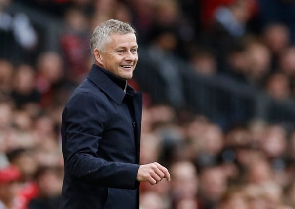 Nụ cười của Solskjaer trong trận hòa như thua trước Everton. Ảnh: AFP.