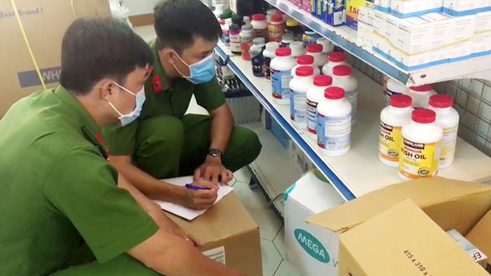 Lực lượng phòng chống buôn lậu kiểm tra nhà thuốc Hồng Vân. Ảnh: VT