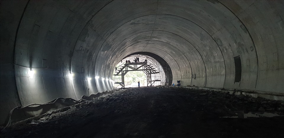 Đường hầm xuyên núi nằm ngay bên bờ vịnh Hạ Long có vốn đầu tư gần 250 tỉ đồng, gồm 2 ống hầm, mỗi ống 3 làn xe, khổ hầm 13,795m. Hiện, công trình đang ở giai đoạn đổ bê tông bỏ hầm; tiếp đó sẽ đến đổ bê tông mặt đường hầm, đường bảo dưỡng, hệ thống chiếu sáng và chữa cháy. Kỹ sư Nguyễn Duy Sông – Giám đốc điều hành Công ty cổ phần Tập đoàn Đèo Cả, nhà thầu thi công hạng mục đường hầm – khẳng định sẽ hoàn thành đường hầm đúng cam kết với tỉnh Quảng Ninh vào cuối tháng 12.2021. Ảnh: Nguyễn Hùng