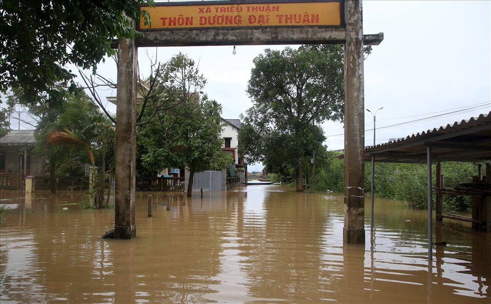 Từ sáng 18.10, nước ở các vùng trung tâm thành phố rút hết, riêng các huyện Hải Lăng, Triệu Phong thì vẫn còn ngập cục bộ một số nơi. Trong ảnh, khu dân cư xã Triệu Thuận ở sát bờ sông Thạch Hãn bị ngập.