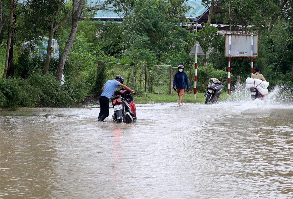 Xe môtô bị chết máy khi cố vượt qua 1 đoạn đường bị ngập nước ở xã Triệu Thuận, huyện Triệu Phong, tỉnh Quảng Trị.
