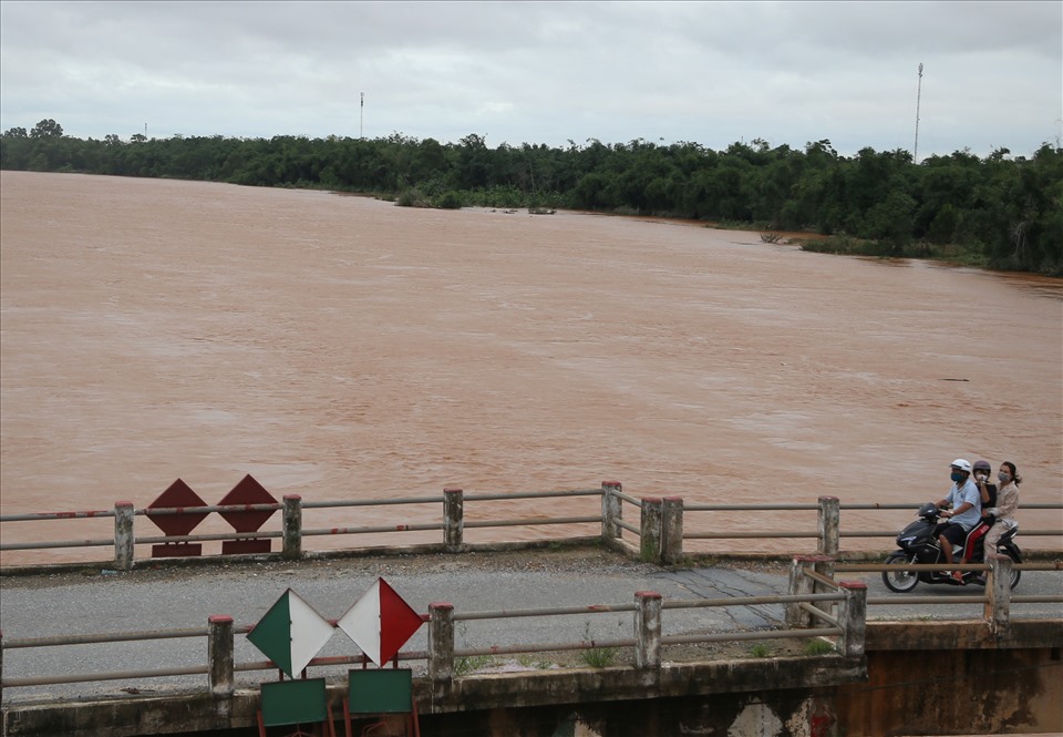 Nước các con sông ở địa bàn huyện Triệu Phong đang xuống, nhưng vẫn đang ở mức báo động 1 và báo động 2.