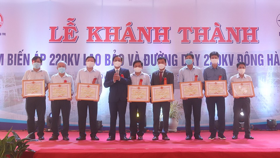 Chủ tịch UBND tỉnh Quảng Trị - Võ Văn Hưng trao Bằng khen của UBND tỉnh Quảng Trị cho những tập thể, cá nhân hoàn thành xuất sắc nhiệm vụ trong xây dựng công trình.