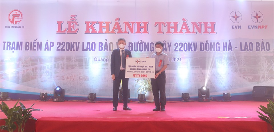 Tổng giám đốc EVN Trần Đình Nhân trao số tiền 1 tỉ đồng của Tập đoàn ủng hộ tỉnh Quảng Trị trong phòng chống dịch COVID-19.