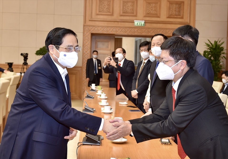 Thủ tướng Chính phủ gặp mặt đại diện lực lượng y tế tuyến đầu chống dịch - Ảnh: VGP/Nhật Bắc