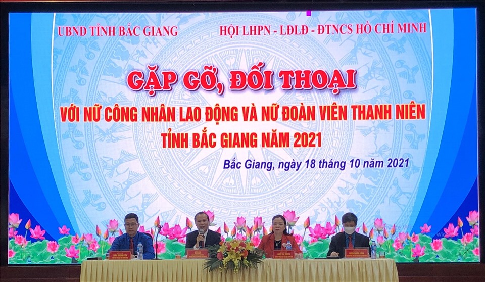 Phó Chủ tịch Thường trực Uỷ ban nhân dân tỉnh Mai Sơn cùng lãnh đạo Liên đoàn Lao động tỉnh, Hội Liên hiệp Phụ nữ tỉnh,  Tỉnh đoàn đồng chủ trì buổi đối thoại. Ảnh: Nguyễn Huyền