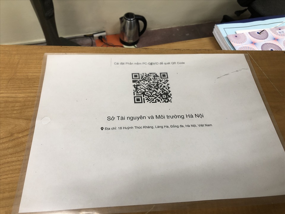 Sở Tài nguyên và môi trường Hà Nội có hướng dẫn rất dễ hiểu về việc quét QR code, khai báo y tế khi người dân chỉ cần sử dụng PC-Covid. Ảnh: Hữu Chánh.