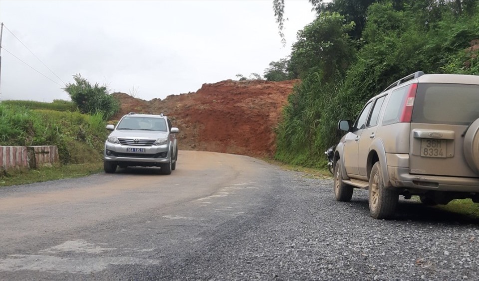Khối lượng đất đá lớn, chắn ngang quốc lộ 15C khiến huyện Mường Lát tạm thời bị chia cắt.
