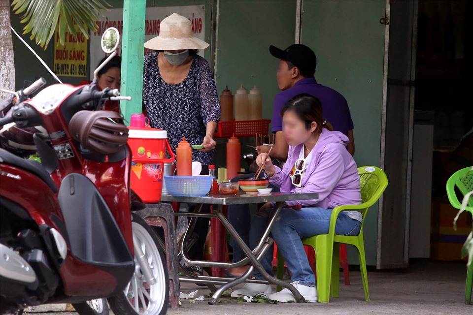 Ghi nhận tại các tuyến đường Nguyễn Thị Thập, Lê Văn Lương, Mai Văn Vĩnh,... rất nhiều hàng quán đang phục vụ khách tại chỗ trong sáng 19.10.
