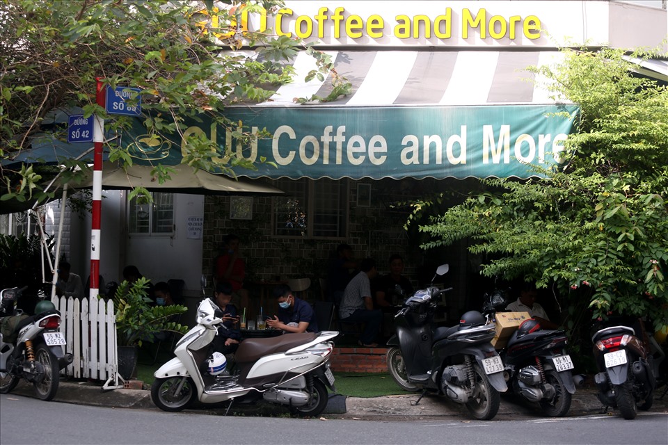 Một quán cà phê tại phường Tân Quy tấp nập khách tại chỗ.