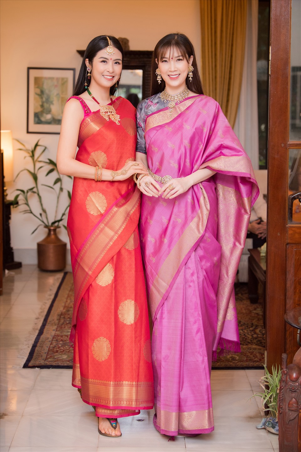 2 nàng Hoa hậu thích thú khi lần đầu được diện bộ trang phục Sari. Ảnh: Vũ Toàn