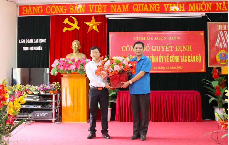 Ông Lê Thanh Hà - Chủ tịch LĐLĐ tỉnh chúc mừng tân Phó Chủ tịch LĐLĐ tỉnh.