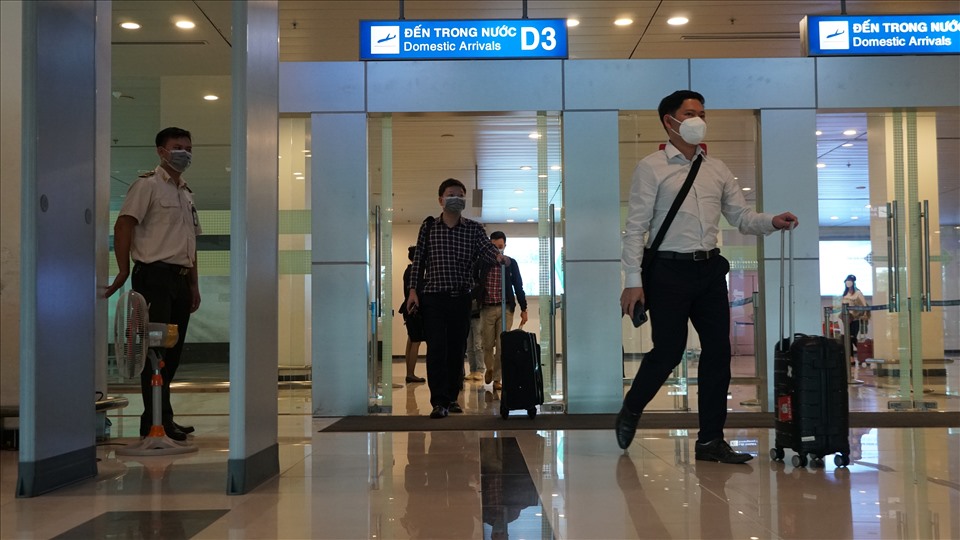 Ghi nhận của phóng viên Lao Động tại Cảng hàng không Quốc tế Cần Thơ ngày 19.10, tại ga sân bay Cần Thơ đã tiếp đón 59 hành khách đầu tiên trên chuyến bay số hiệu VN1203 của hãng hàng không Vietnam Airlines khởi hành từ Hà Nội đến Cần Thơ.