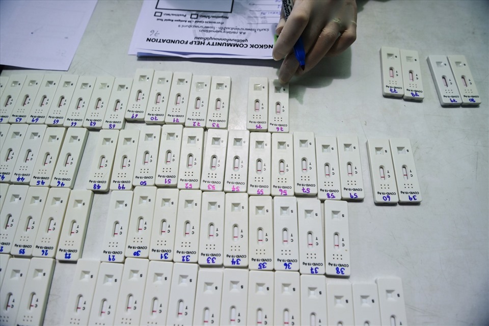 Dụng cụ xét nghiệm kháng nguyên nhanh để sàng lọc COVID-19 tại một điểm xét nghiệm ở Bangkok, Thái Lan. Ảnh: AFP