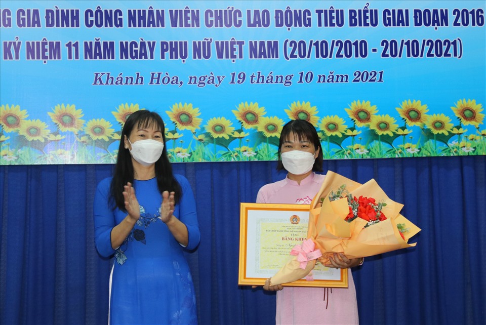 Gia đình chị Nguyễn Thị Phấn là một trong 87 gia đình tiêu biểu trong cả nước được Tổng Liên đoàn tôn vinh. Ảnh: Phương Linh