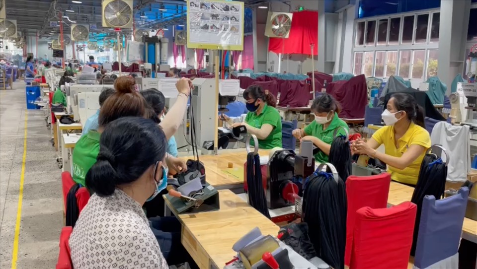Công nhân công ty TNHH Changshin Việt Nam phục hồi sản xuất. Ảnh: Hà Anh Chiến