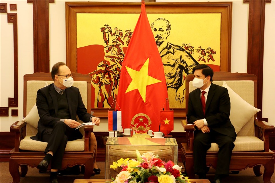 Bộ trưởng Bộ GTVT Nguyễn Văn Thể đã tiếp Đại sứ Đặc mệnh toàn quyền Liên bang Nga tại Việt Nam Gennady Bezdetko. Ảnh: Bộ GTVT.