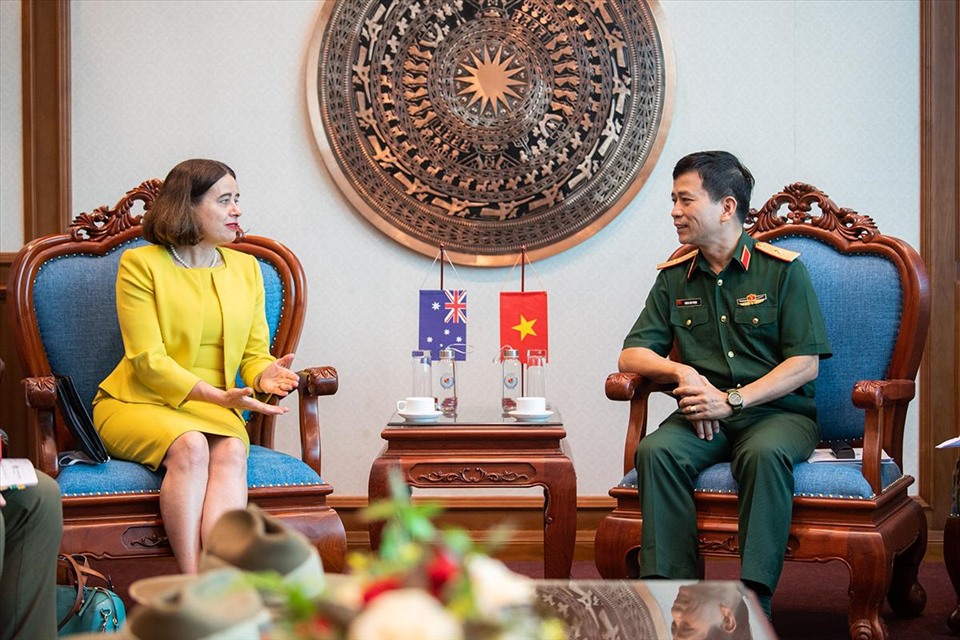 Bà Robyn Mudie, Đại sứ Australia tại Việt Nam và Thiếu tướng Hoàng Kim Phụng, Cục trưởng Cục Gìn giữ Hòa bình Việt Nam thảo luận các vấn đề cần thúc đẩy hợp tác trong thời gian tới. Ảnh: ĐSQ Australia