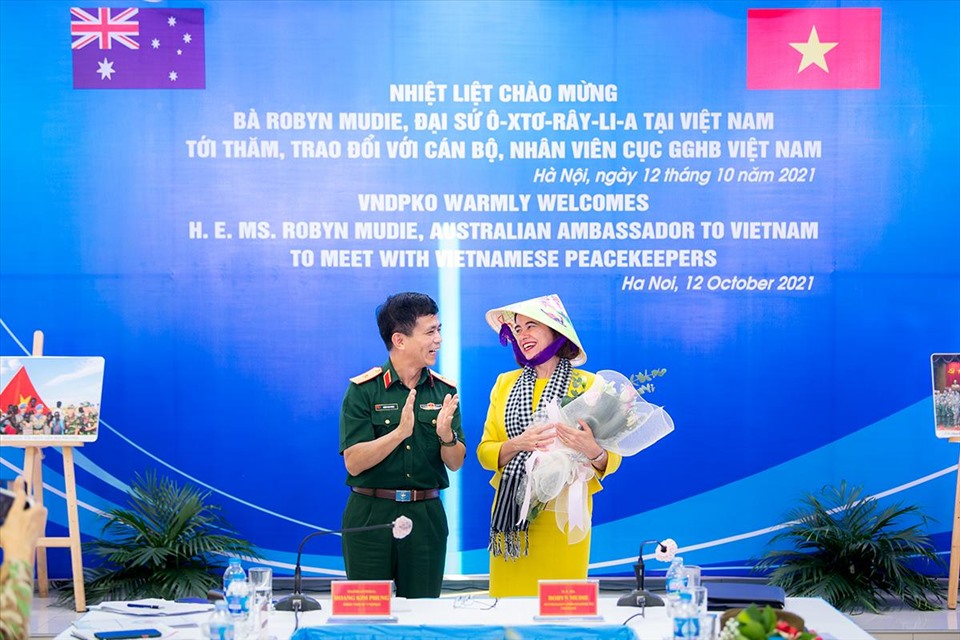 Thiếu tướng Hoàng Kim Phụng, Cục trưởng Cục Gìn giữ Hòa bình Việt Nam tặng Nón lá kỷ niệm cho bà Robyn Mudie, Đại sứ Australia tại Việt Nam. Ảnh: ĐSQ Australia