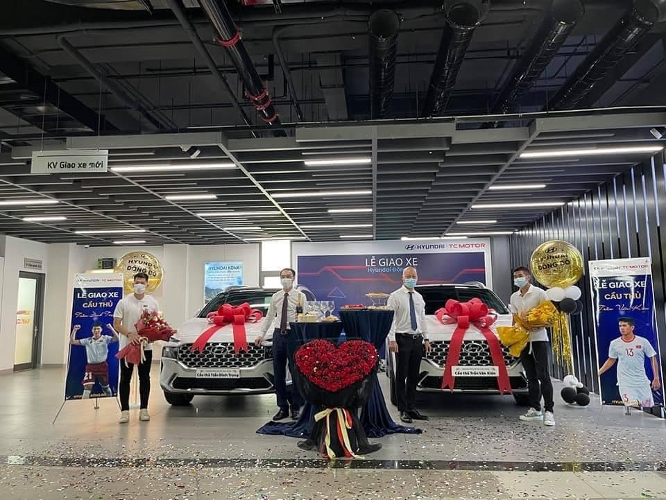 Hai hậu vệ Đình Trọng và Văn Kiên cùng mua xe trong 1 ngày. Ảnh: FBNV.