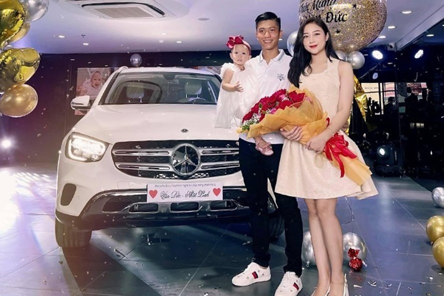 Phan Văn Đức là cầu thủ thứ 6 ở tuyển Việt Nam mua xe của Mercedes để sử dụng. Ảnh: FBNV.