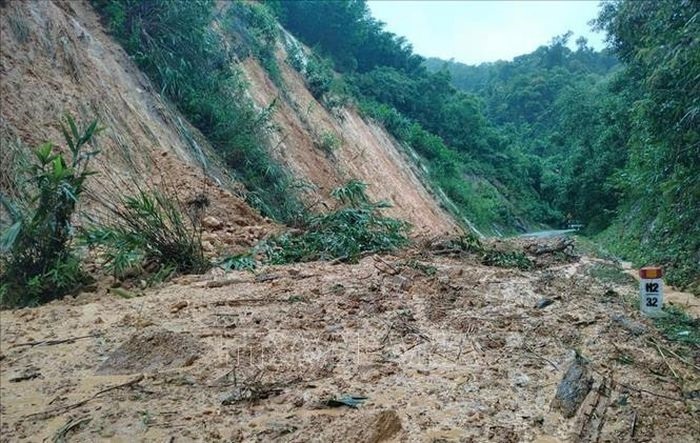 Mưa lũ gây sạt lở khiến Quốc lộ 9C (Km32+200) ở xã Lâm Thủy, huyện Lệ Thủy (Quảng Bình) bị chia cắt. Ảnh: TTXVN