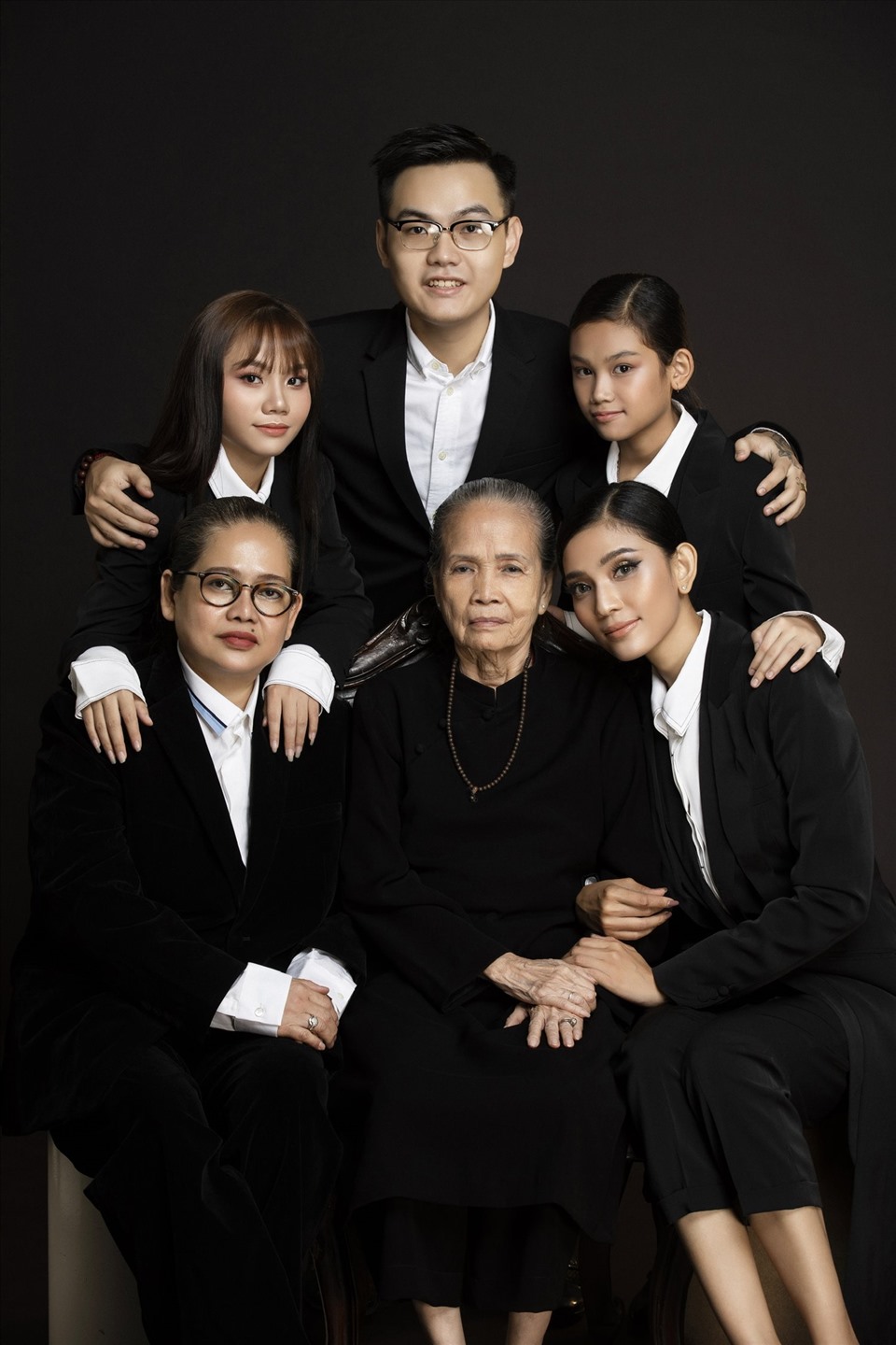 Trương Thị May cho biết bản thân rất trân trọng những khoảnh khắc này bởi bà ngoại và mẹ đã lớn tuổi, không còn nhiều cơ hội để chụp ảnh cùng nhau.