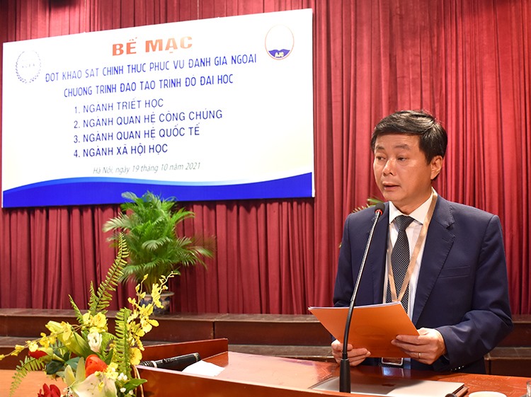 PGS,TS. Mai Văn Chung, Phó Giám đốc Trung tâm Kiểm định chất lượng giáo dục, Đại học Vinh phát biểu tại buổi Lễ