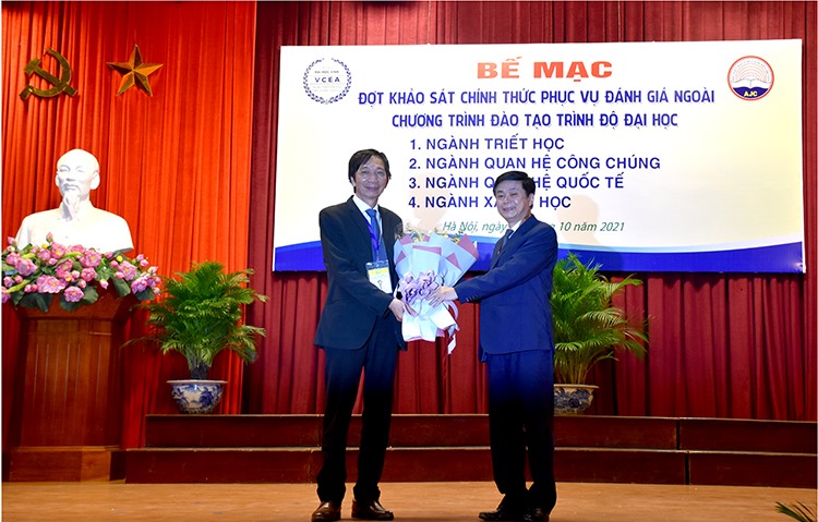 PGS,TS. Phạm Minh Sơn tặng hoa cảm ơn Đoàn khảo sát chính thức phục vụ đánh giá ngoài 4 chương trình đào tạo đại học của Học viện Báo chí và Tuyên truyền