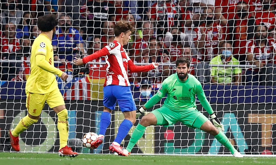 Bàn thắng may mắn của Griezmann. Ảnh: AFP.