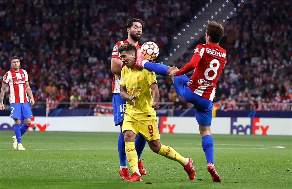 Griezmann nhận thẻ đỏ trực tiếp sau lỗi thô bạo. Ảnh: AFP.