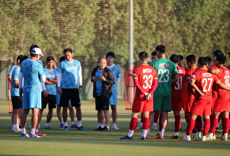 Trước thềm buổi tập, huấn luyện viên Park Hang-seo có những dặn dò quan trọng với các học trò. Ông đã đẩy cao khối lượng luyện tập đối với U23 Việt Nam cùng những yêu cầu khắt khe hơn. Ảnh: VFF