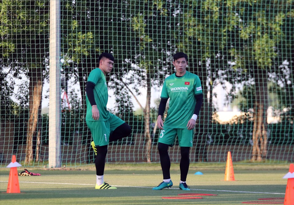 Các thủ môn của U23 Việt Nam cũng tập luyện tích cực hướng đến một suất bắt chính tại vòng loại U23 Châu Á 2022. Ảnh: VFF