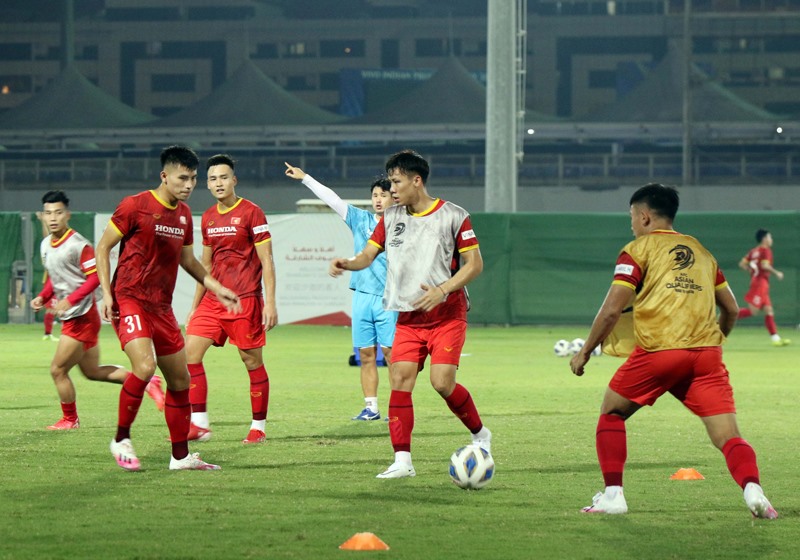 Tuyển Việt Nam sẽ tiếp tục duy trì tập luyện vào thời điểm 19h hàng ngày theo giờ địa phương, tức là sớm hơn 2 tiếng so với giờ thi đấu trận gặp tuyển Trung Quốc mới được AFC điều chỉnh. Ảnh: VFF